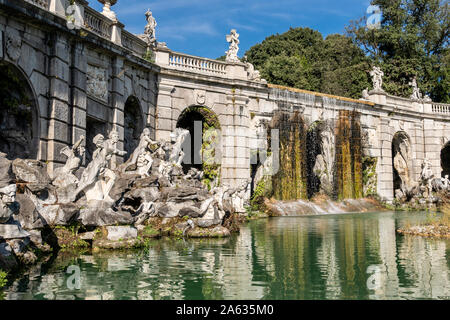 Eolo fontaine et l'automne à la Palais Royal de Caserte, Italie. Conçu au 18ème siècle par Luigi Vanvitelli, commandé par Charles III de Bourbon, UNESCO World Heritage Banque D'Images