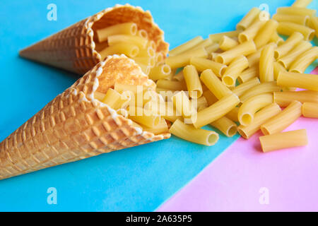 Pâtes crues dans la crème glacée cônes alvéolés. Concept alimentaire traditionnelle italienne Banque D'Images