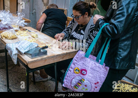 Bari, Pouilles, Italie. 24 Oct, 2019. Octobre 23, 2019, Bari, Italie : Promenade à travers les rues historiques de la vieille ville de Bari. Environ 100 mètres de l'ancien fossé est un petit passage voûté connu comme Arco Alto à la périphérie de Bari Vecchia. Promenade par ici à partir de 10h00 et vous trouverez les femmes assises à l'extérieur ou à l'intérieur de leurs portes, des pâtes fraîches. Credit : Grzegorz Banaszak/ZUMA/Alamy Fil Live News Banque D'Images