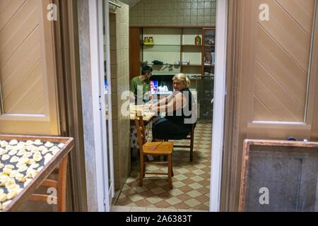Bari, Pouilles, Italie. 24 Oct, 2019. Octobre 23, 2019, Bari, Italie : Promenade à travers les rues historiques de la vieille ville de Bari. Environ 100 mètres de l'ancien fossé est un petit passage voûté connu comme Arco Alto à la périphérie de Bari Vecchia. Promenade par ici à partir de 10h00 et vous trouverez les femmes assises à l'extérieur ou à l'intérieur de leurs portes, des pâtes fraîches. Credit : Grzegorz Banaszak/ZUMA/Alamy Fil Live News Banque D'Images