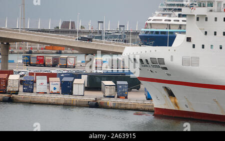 Barcelone fret et cargo docks à côté de bateaux de croisière de la ville port Banque D'Images