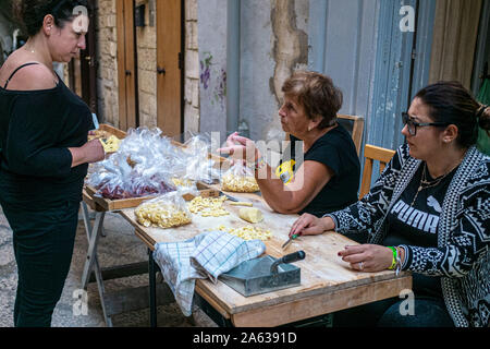 Bari, Pouilles, Italie. 24 Oct, 2019. Octobre 23, 2019, Bari, Italie : Promenade à travers les rues historiques de la vieille ville de Bari. Environ 100 mètres de l'ancien fossé est un petit passage voûté connu comme Arco Alto à la périphérie de Bari Vecchia. Promenade par ici à partir de 10h00 et vous trouverez les femmes assises à l'extérieur ou à l'intérieur de leurs portes, des pâtes fraîches. Credit : Grzegorz Banaszak/ZUMA/Alamy Fil Live News Banque D'Images