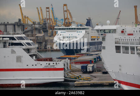 Barcelone fret et cargo docks à côté de bateaux de croisière de la ville port Banque D'Images