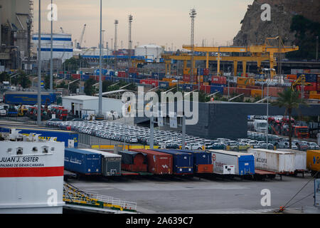 Barcelone fret et cargo docks à côté de bateaux de croisière de la ville port Banque D'Images