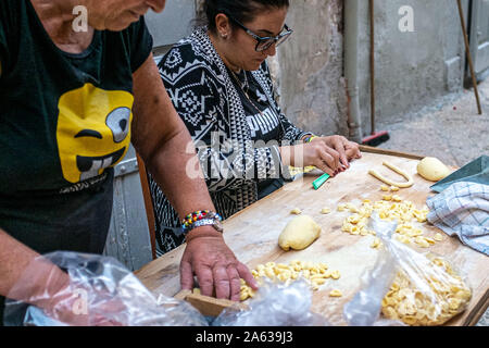 Bari, Pouilles, Italie. 24 Oct, 2019. Octobre 23, 2019, Bari, Italie : Promenade à travers les rues historiques de la vieille ville de Bari. Environ 100 mètres de l'ancien fossé est un petit passage voûté connu comme Arco Alto à la périphérie de Bari Vecchia. Promenade par ici à partir de 10h00 et vous trouverez les femmes assises à l'extérieur ou à l'intérieur de leurs portes, des pâtes fraîches. Credit : Grzegorz Banaszak/ZUMA/Alamy Fil Live News Banque D'Images