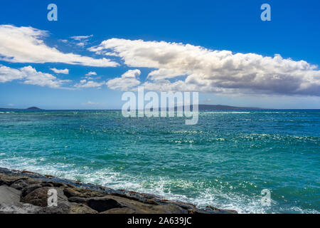 Vue sur l'océan Pacifique à partir de la rive de Kihei, Hawaii sur l'île de Maui. Banque D'Images