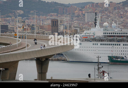 Barcelone fret et cargo docks à côté de bateaux de croisière de la ville port Banque D'Images