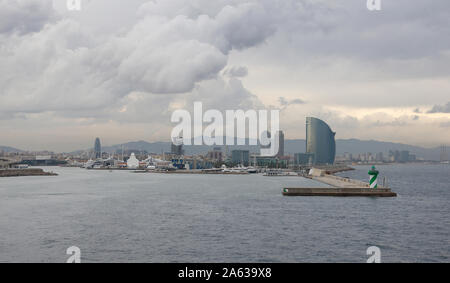 Barcelone fret et cargo docks à côté de bateaux de croisière de la ville port Banque D'Images