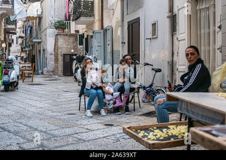 Bari, Pouilles, Italie. 24 Oct, 2019. Octobre 23, 2019, Bari, Italie : Promenade à travers les rues historiques de la vieille ville de Bari. Environ 100 mètres de l'ancien fossé est un petit passage voûté connu comme Arco Alto à la périphérie de Bari Vecchia. Promenade par ici à partir de 10h00 et vous trouverez les femmes assises à l'extérieur ou à l'intérieur de leurs portes, des pâtes fraîches. Credit : Grzegorz Banaszak/ZUMA/Alamy Fil Live News Banque D'Images