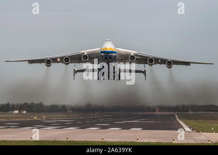 UR-82060 Plus Gros plan sur la planète, le décollage de l'aéroport de Doncaster, Royaume-Uni Banque D'Images