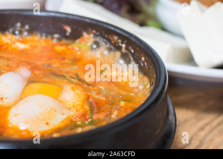 Sundubu jjigae (ragoût de tofu mou) alimentaire traditionnel coréen. Banque D'Images