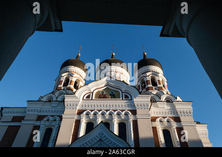 Voir par colonnade de la cathédrale Alexander Nevsky dans la vieille ville de Tallinn sur fond de ciel bleu Banque D'Images