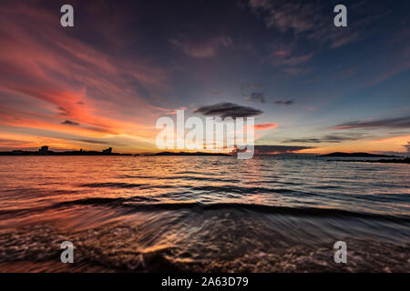 Coucher du soleil à la plage de Kota Kinabalu, Bornéo Banque D'Images