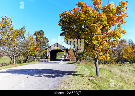 Le Caine Road Bridge, l'un des nombreux ponts couverts en bois dans le nord-est de l'Ohio, est le premier pont en treillis Pratt en Ohio et situé dans le canton de Pierpont. Banque D'Images