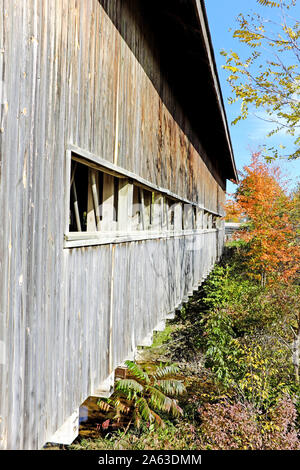 Le Caine Road Bridge, l'un des nombreux ponts couverts en bois dans le nord-est de l'Ohio, est le premier pont en treillis Pratt en Ohio et situé dans le canton de Pierpont. Banque D'Images