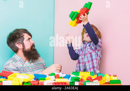 Vous permet de voler. Garçon créatif avec plan de construction. constructeur colorés. amour. le développement de l'enfant. père et fils jouer jeu. Rêver de voler. petit garçon avec papa jouant ensemble. Heureux divertissement familial. Banque D'Images