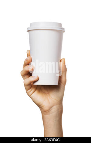 La main féminine tient une tasse de papier dans des tons clairs, isolé sur fond blanc Banque D'Images