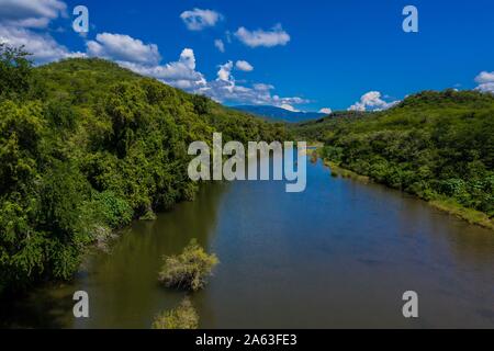 Vue aérienne de la rivière Cuchujaqui monte dans la réserve Mojino avec un écosystème de forêt décidue faible, au sein de la Sierra de Álamos zone de protection de la flore et de la faune de la rivière Cuchujaqui est l'une des 39 zones de protection de la flore et de la faune au Mexique. © (© Photo : LuisGutierrez NortePhoto.com) / vista aerea de Río Cuchujaqui en la Reserva Monte Mojino con ecosistema de selva baja caducifolia, dentro del área de protección de la flore Faune y Sierra de Álamos Río Cuchujaqui 39 es una de las áreas de protección de flora y fauna de México. (© © Foto : LuisGutierrez NortePhoto.com) / Banque D'Images