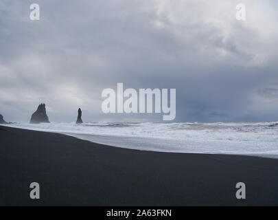 Les aiguilles de roche unique sur la côte d'Islande en hiver Banque D'Images