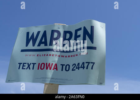 9 août 2019 : les partisans de l'espoir démocratique 2020 Le sénateur Elizabeth Warren, un Démocrate du Massachusetts. rally à l'extérieur de l'immeuble où l'aile Ding Le dîner aura lieu le 9 août 2019, Clear Lake, Iowa. Le dîner est devenu un must pour assister aux candidats à la présidence démocratique avant le caucus de l'Iowa. Crédit : Alex Edelman/ZUMA/Alamy Fil Live News Banque D'Images