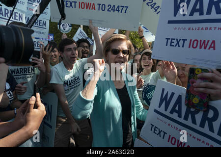 9 août, 2019 : 2020 l'espoir démocratique Le sénateur Elizabeth Warren, un Démocrate du Massachusetts, salue des partisans lors d'un rassemblement à l'extérieur de l'immeuble où l'aile Ding Le dîner aura lieu le 9 août 2019, Clear Lake, Iowa. Le dîner est devenu un must pour assister aux candidats à la présidence démocratique avant le caucus de l'Iowa. Crédit : Alex Edelman/ZUMA/Alamy Fil Live News Banque D'Images