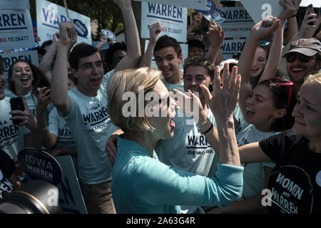 9 août, 2019 : 2020 l'espoir démocratique Le sénateur Elizabeth Warren, un Démocrate du Massachusetts, salue des partisans lors d'un rassemblement à l'extérieur de l'immeuble où l'aile Ding Le dîner aura lieu le 9 août 2019, Clear Lake, Iowa. Le dîner est devenu un must pour assister aux candidats à la présidence démocratique avant le caucus de l'Iowa. Crédit : Alex Edelman/ZUMA/Alamy Fil Live News Banque D'Images