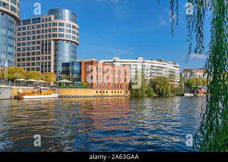 Berlin, Allemagne - 14 octobre 2019 : la rivière Spree et la zone nouvellement conçu avec des bâtiments Spree-Bogen centre d'affaires et hôtel Abion Villa Banque D'Images