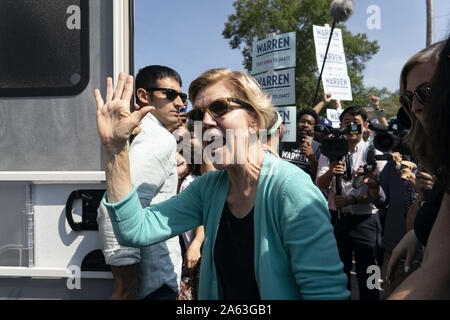 9 août, 2019 : 2020 l'espoir démocratique Le sénateur Elizabeth Warren, un Démocrate du Massachusetts, salue des partisans lors d'un rassemblement à l'extérieur de l'immeuble où l'aile Ding Le dîner aura lieu le 9 août 2019, Clear Lake, Iowa. Le dîner est devenu un must pour assister aux candidats à la présidence démocratique avant le caucus de l'Iowa. Crédit : Alex Edelman/ZUMA/Alamy Fil Live News Banque D'Images