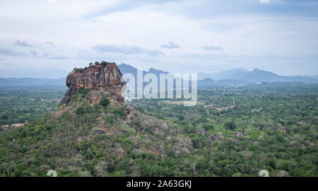 Belle vue depuis le rocher du Lion de Sigiriya, Sri Lanka. Vue depuis la montagne de Pidurangala. Banque D'Images