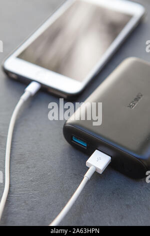 Anker power core15000 alimentation portable Redux connecté à la banque et la recharge d'un iPhone 6 plus Banque D'Images