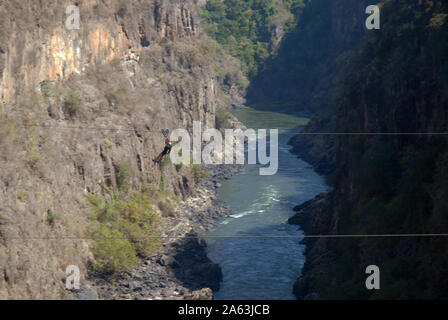 De la tyrolienne Pont de Victoria Falls sur la rivière Zambèze, le Zimbabwe, l'Afrique. Banque D'Images