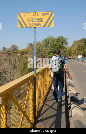 Vous êtes maintenant dans la Zambie Signe, pont de Victoria Falls, Zimbabwe, Afrique du Sud. Banque D'Images