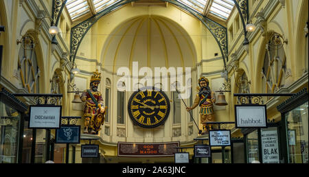 Gog et Magog statues de chaque côté d'une Gaunt & Co horloge dans Royal Arcade Melbourne Victoria en Australie. Banque D'Images