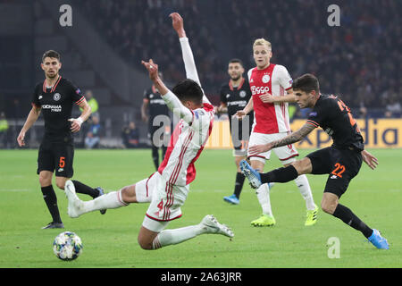 23 octobre 2019 Amsterdam, pays-Bas Ligue des champions de football Ajax / Chelsea L-r: Edson Alvarez d'Ajax bloque un tir de Christian Pulisic de Chelsea ******** Hors pays-Bas seulement ********* Banque D'Images