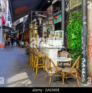 Mettre en place des tables et chaises pour manger en plein air dans le bloc Place Melbourne Victoria en Australie. Banque D'Images