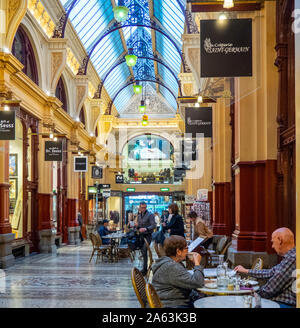 Les repas en plein air dans le Block Arcade Melbourne Victoria en Australie. Banque D'Images