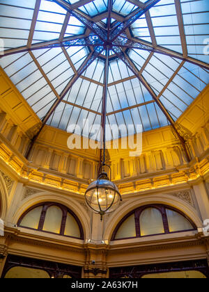 Plafonnier en fer forgé et verre toit dans centre de Block Arcade Melbourne Victoria en Australie. Banque D'Images