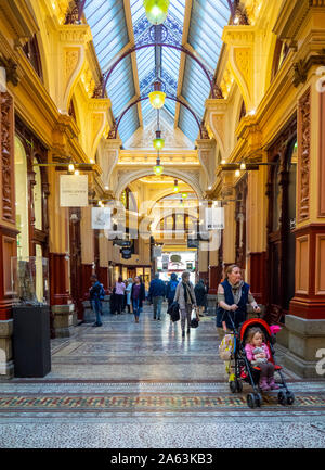 Femme poussant poussette avec enfant en détail historique Block Arcade Melbourne Victoria en Australie. Banque D'Images