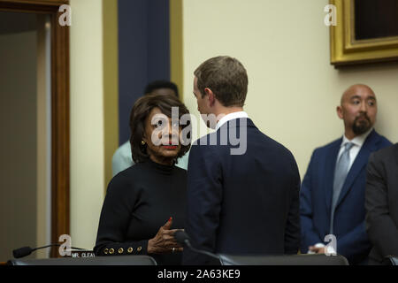 Washington, District de Columbia, Etats-Unis. 23 Oct, 2019. Représentant des États-Unis Maxine Waters (démocrate de Californie) parle à Facebook PDG Mark Zuckerberg après qu'il a témoigné devant le comité de la Chambre sur les services financiers en ce qui concerne le nouveau Facebook cryptocurrency sur la colline du Capitole à Washington, DC, États-Unis, le 23 octobre 2019. Credit : Stefani Reynolds/CNP/ZUMA/Alamy Fil Live News Banque D'Images