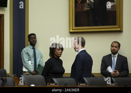 Washington, District de Columbia, Etats-Unis. 23 Oct, 2019. Représentant des États-Unis Maxine Waters (démocrate de Californie) parle à Facebook PDG Mark Zuckerberg après qu'il a témoigné devant le comité de la Chambre sur les services financiers en ce qui concerne le nouveau Facebook cryptocurrency sur la colline du Capitole à Washington, DC, États-Unis, le 23 octobre 2019. Credit : Stefani Reynolds/CNP/ZUMA/Alamy Fil Live News Banque D'Images