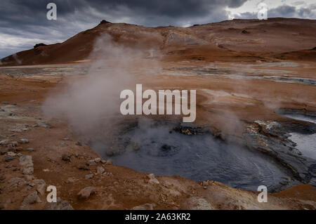 Les champs géothermiques Hverir au pied de la montagne Namafjall, région du lac Mývatn, en Islande. Banque D'Images