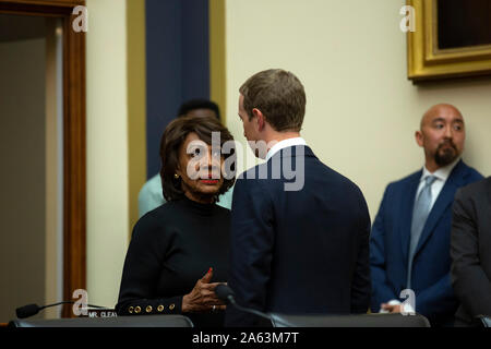 Représentant des États-Unis Maxine Waters (démocrate de Californie) parle à Facebook PDG Mark Zuckerberg après qu'il a témoigné devant le comité de la Chambre sur les services financiers en ce qui concerne le nouveau cryptocurrency Facebook sur la colline du Capitole à Washington, DC, États-Unis, le 23 octobre 2019. Credit : Stefani Reynolds/CNP | conditions dans le monde entier Banque D'Images