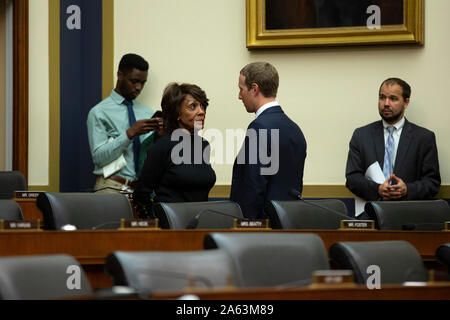 Représentant des États-Unis Maxine Waters (démocrate de Californie) parle à Facebook PDG Mark Zuckerberg après qu'il a témoigné devant le comité de la Chambre sur les services financiers en ce qui concerne le nouveau cryptocurrency Facebook sur la colline du Capitole à Washington, DC, États-Unis, le 23 octobre 2019. Credit : Stefani Reynolds/CNP | conditions dans le monde entier Banque D'Images