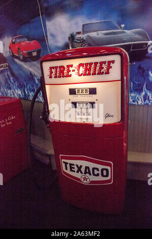 Punta Gorda, Florida, USA - 13 octobre 2019 : le chef des pompiers de rouge Antique pompe à essence Texaco affiché à la Muscle Car City Museum. Utilisation éditoriale Banque D'Images