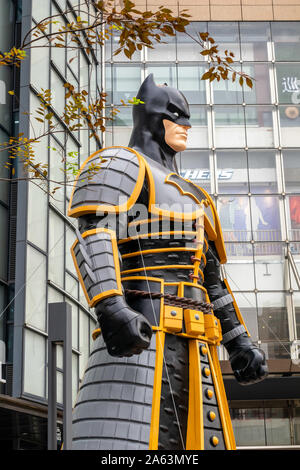 Shanghai, CHINE-une statue de huit mètres de haut du palais impérial de  Batman Editionis vu dans la rue Wujiaochang dans le quartier de Yangpu,  Shanghai, le 22 octobre  Batman dans la