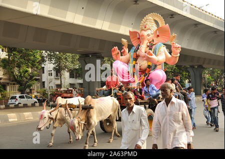 Mumbai, Maharashtra, Inde, Asie du sud-est : d'énormes idoles de seigneur à tête d'éléphant Ganesh dieu hindou sur charrette Ganesha pour Ganpati festival. Banque D'Images