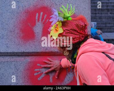 Rébellion Extinction remonter leurs actions sur la dernière journée de protestation des militants quand peint red handprints sur d'édifices gouvernementaux. Banque D'Images