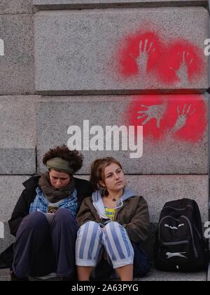 Rébellion Extinction remonter leurs actions sur la dernière journée de protestation des militants quand peint red handprints sur d'édifices gouvernementaux. Banque D'Images