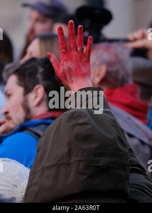 Rébellion Extinction remonter leurs actions sur la dernière journée de protestation des militants quand peint red handprints sur d'édifices gouvernementaux. Banque D'Images