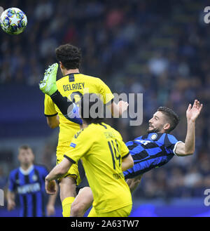 Milan, Italie. 23 Oct, 2019. FC Inter's Roberto Gagliardini (R) rivalise avec le Borussia Dortmund Thomas Delaney (haut) au cours de l'UEFA Champions League Groupe F match de foot entre FC Inter et Borussia Dortmund à Milan, Italie, le 23 octobre 2019. Credit : Alberto Lingria/Xinhua/Alamy Live News Banque D'Images